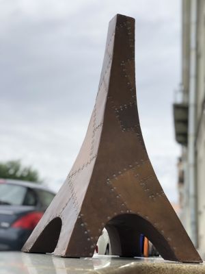 Молев Александр. Эйфелева башня. 2000-е гг. Дерево, металл, гвозди. 64х33х33 см. Работа в 