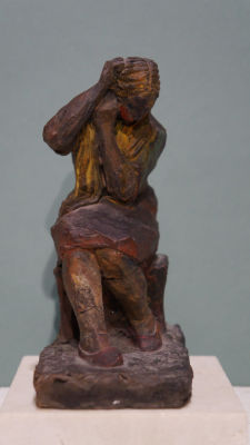 Суворова Кира. Расчесывающая волосы. 1946 г. Шамот, тонировка, 14,5х10,5х6,5 см. Работа в 