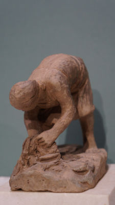 Суворова Кира. Мытье полов. 1947 г. Шамот, тонировка, 12х10х7 см. Работа в хорошем состоянии 