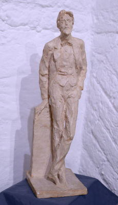 Аникушин Михаил. Чехов. 1976 г., тонированный гипс, высота – 48,5 см, на обороте подставки 