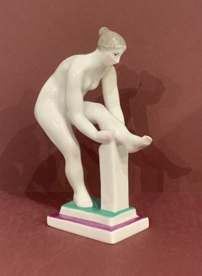 Матвеев Александр. Надевающая чулок. Отливка 2014 г. Фарфор, надглазурная роспись. ИФЗ. 16х5х11 