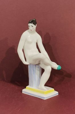 Матвеев Александр. Надевающая туфлю. 2014 г. Отливка 2014 г. Фарфор, надглазурная роспись. ИФЗ. 