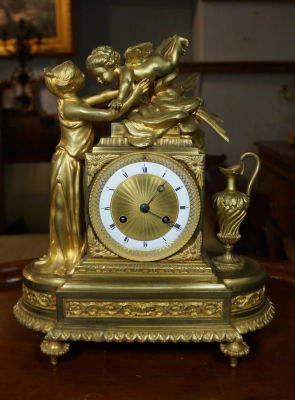 Каминные часы, золоченая бронза, сер. XIX, гильёшированный циферблат, часы с боем. Механизм 