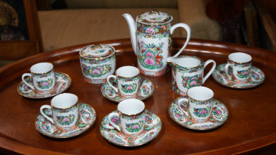 Китайский кофейный набор на 6 персон, ХХ век (начало?), фарфор, ручная роспись, золочение. 