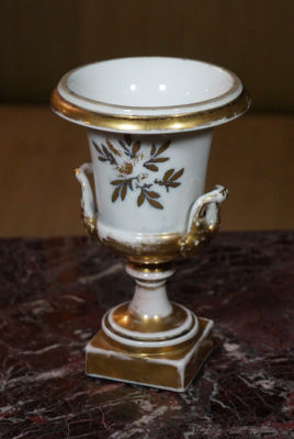 Ваза конец 19 -начала 20 века, фарфор, позолота, частный завод, Россия. 19х12х6,5 см. Состояние 