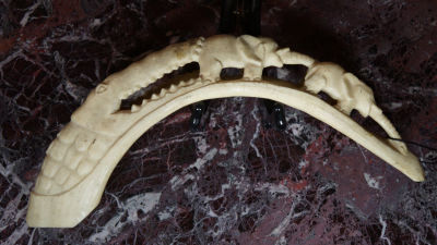 Декоративная композиция, ХХ век (начало?), резьба по слоновой кости. 30,5х13,5х4,5 см. Состояние 