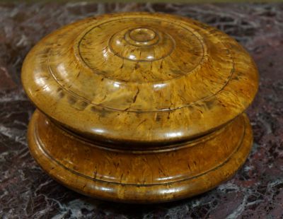 Шкатулка круглая точеная, из карельской березы, 19-20 век. 11х18,5х18,5 см. Состояние хорошее. 