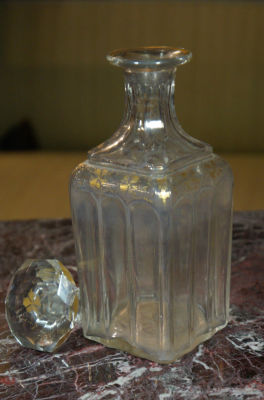 Штоф. Середина 19 века, Россия. Хрусталь, позолота. 20,5х7,5х7,5 см. Состояние хорошее. Имеется 