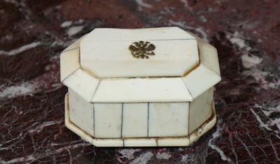 Шкатулка , отделанная слоновой костью с бронзовым гербом, 19-20 век. 7,5х5,5х4,5 см. Состояние 