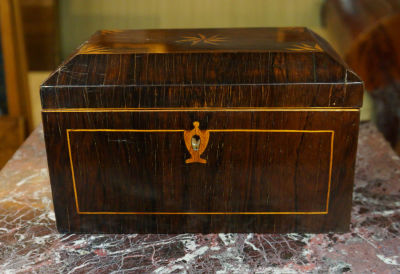 Шкатулка , фанерованная палисандром, маркетри, сер. 19 века, без замка, петли бронза (?). 22 