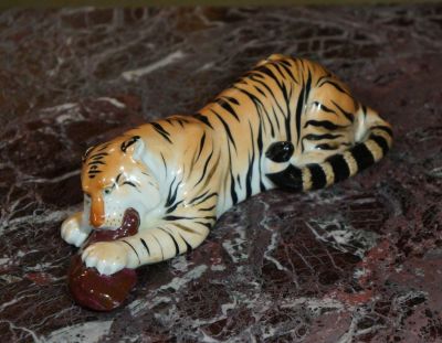Воробьев Б. Я. Тигр с мясом. ЛФЗ, фарфор, ручная роспись. 1918 - 1936 гг. (исходя из клейма в 