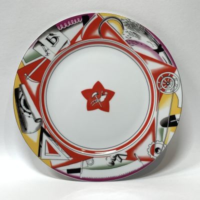 Адамович Михаил. Тарелка &laquo;Инструменты по борту&raquo;. Ленинградский фарфоровый завод имени М.В. 