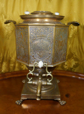 Тульский самовар. Конец 19 – начало 20 века, медный сплав, детали ручек из фаянса, 38х32,5х33 см. 