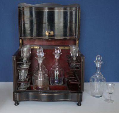 Антикварный набор для ликера в стиле Наполеона III из 14 предметов (4 декантера, 10 рюмок). 