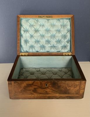 Шкатулка из карельской березы. Конец XIX в.
Карельская береза, маркетри, внутри обивка голубой 