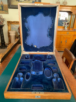 К.Фаберже. Короб от дорожного туалетного набора из 14 предметов. Конец XIX в. Ящик дубовый 