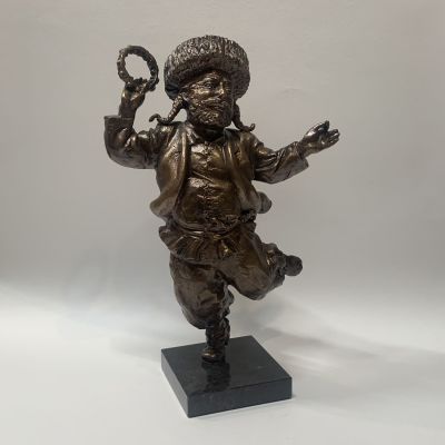 Шевченко Павел. Пляшущий хасид. 
Бронза, постамент - черный лабрадорид, 32,5х10х21,3 см, 
1990-е гг.