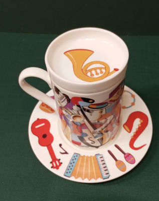 Тарасюк Иван. Чашка с крышкой и блюдцем &laquo;Джаз&raquo;. 
2000-е гг., костяной фарфор, полихромное 