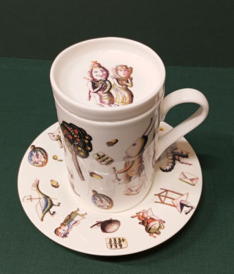 Тарасюк Иван. Чашка с крышкой и блюдцем &laquo;Алиса в стране чудес&raquo;. 
2000-е гг., костяной фарфор 