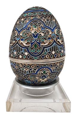 An egg made of silver decorated with Russian-style cloisonne enamel. Dimensions: 10/7 cm 