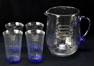 PITCHER & TUMBLER SET IN BAMBOO OPTIC COBALT & CLEAR PATTERN GLASS. A pitcher and four tumbler 