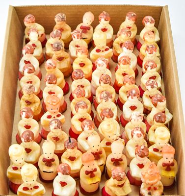 VINTAGE CHRISTMAS CHOIR SINGER CANDLES: TAVERN & GURLEY. This lot includes approximately 56 