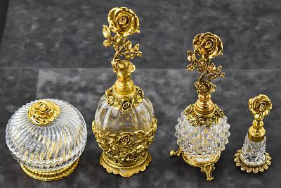 VINTAGE HOLLYWOOD REGENCY GILT VANITY ITEMS: MATSON & STYLEBUILT. This lot includes the 