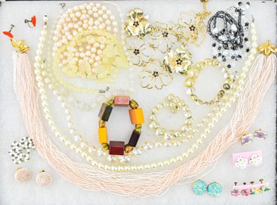 COLLECTION OF VINTAGE COSTUME JEWELRY. A large collection of costume jewelry necklaces 