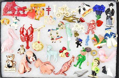 COLLECTION OF MIDCENTURY COSTUME & SOUVENIR BROOCHES. A large assortment of plastic, celluloid 