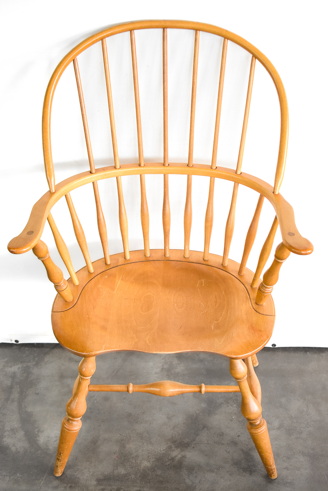 NICHOLAS & STONE HOOP-BACK WINDSOR STYLE ARMCHAIR