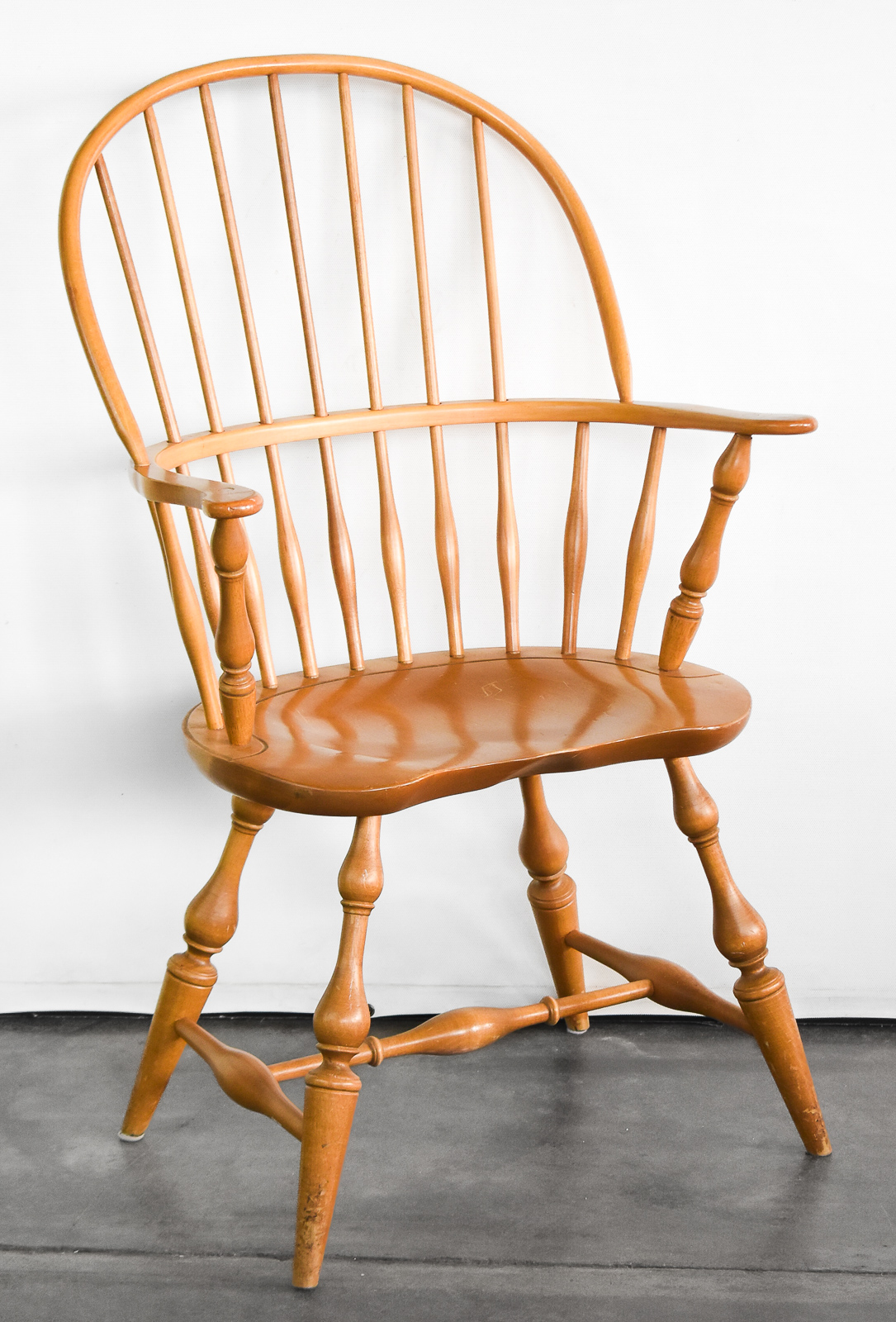 NICHOLAS & STONE HOOP-BACK WINDSOR STYLE ARMCHAIR