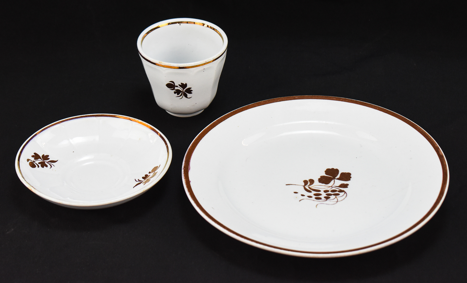 CASA FOR CHILDREN CHARITY LOT: THREE-PIECE SET 19TH CENTURY IRONSTONE "TEA LEAF"