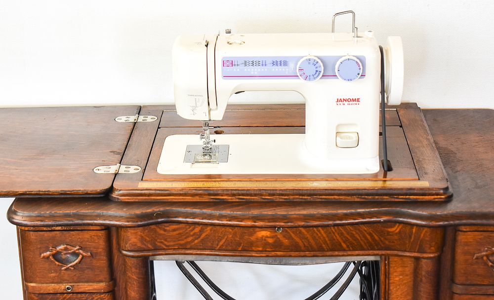 JANOME 712T TREADLE SEWING MACHINE WITH NEW HOME "SERIES A" SEWING TABLE