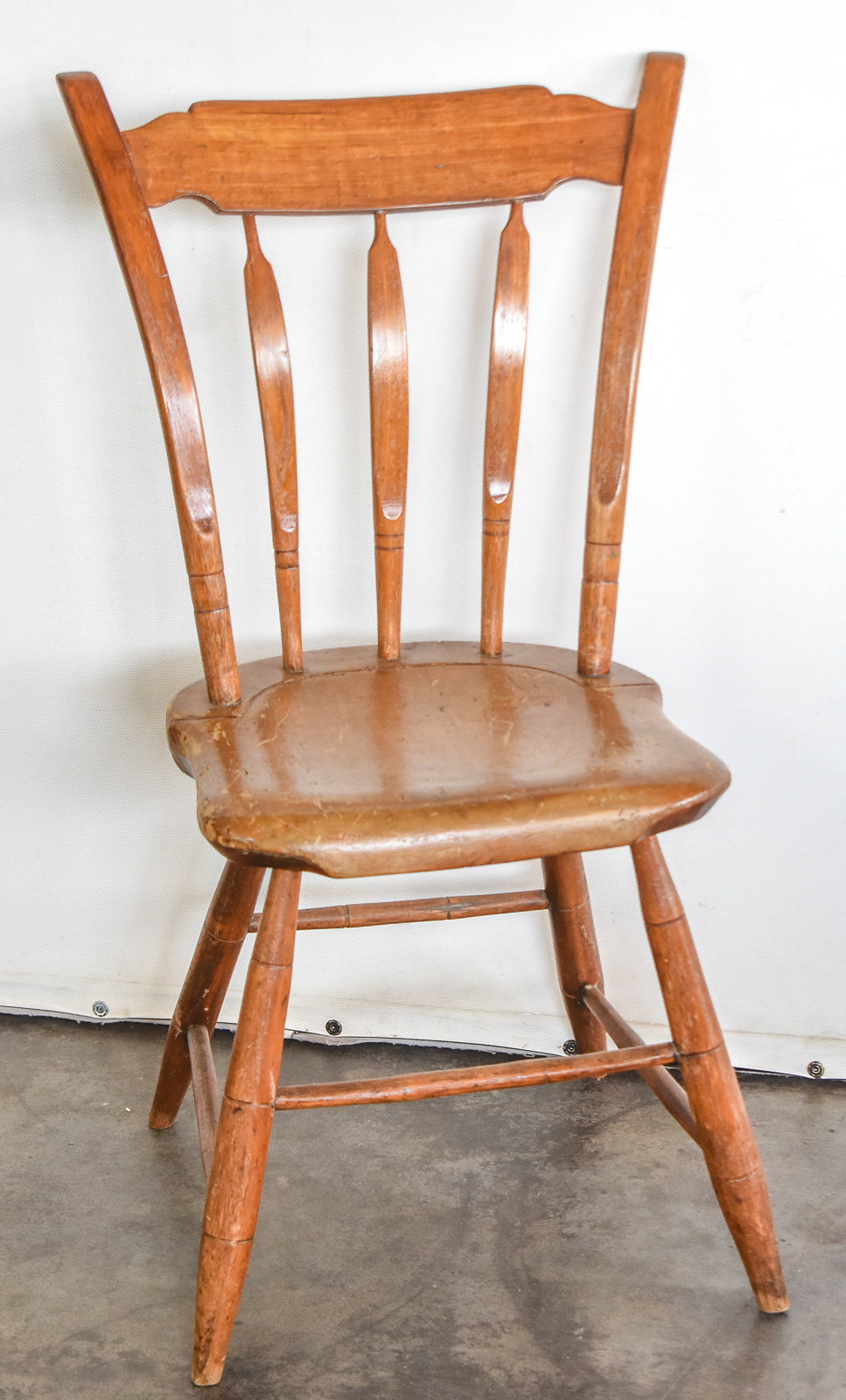 EARLY AMERICAN COLONIAL REVIVAL STYLE MAPLE WINDSOR SIDE CHAIR