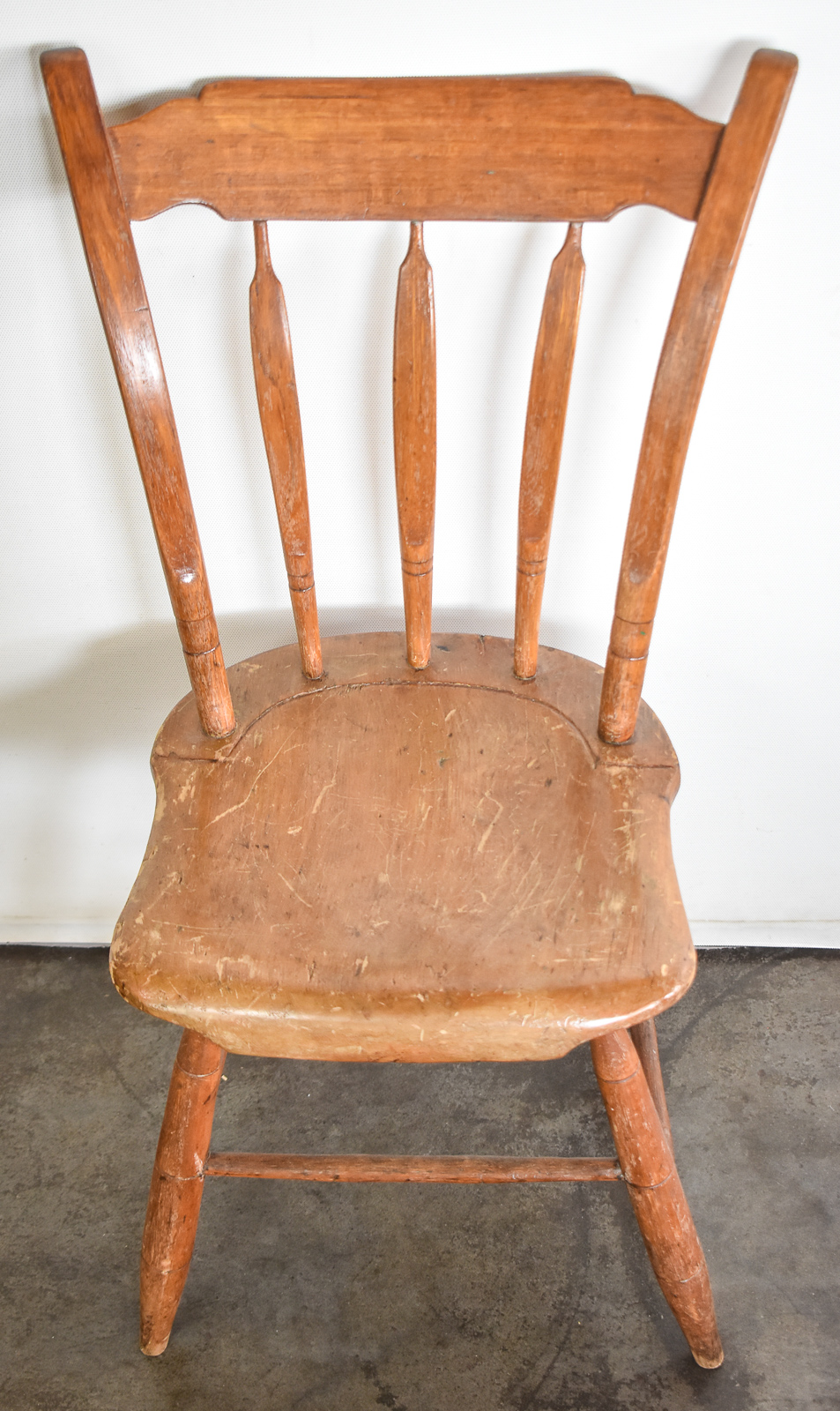 EARLY AMERICAN COLONIAL REVIVAL STYLE MAPLE WINDSOR SIDE CHAIR
