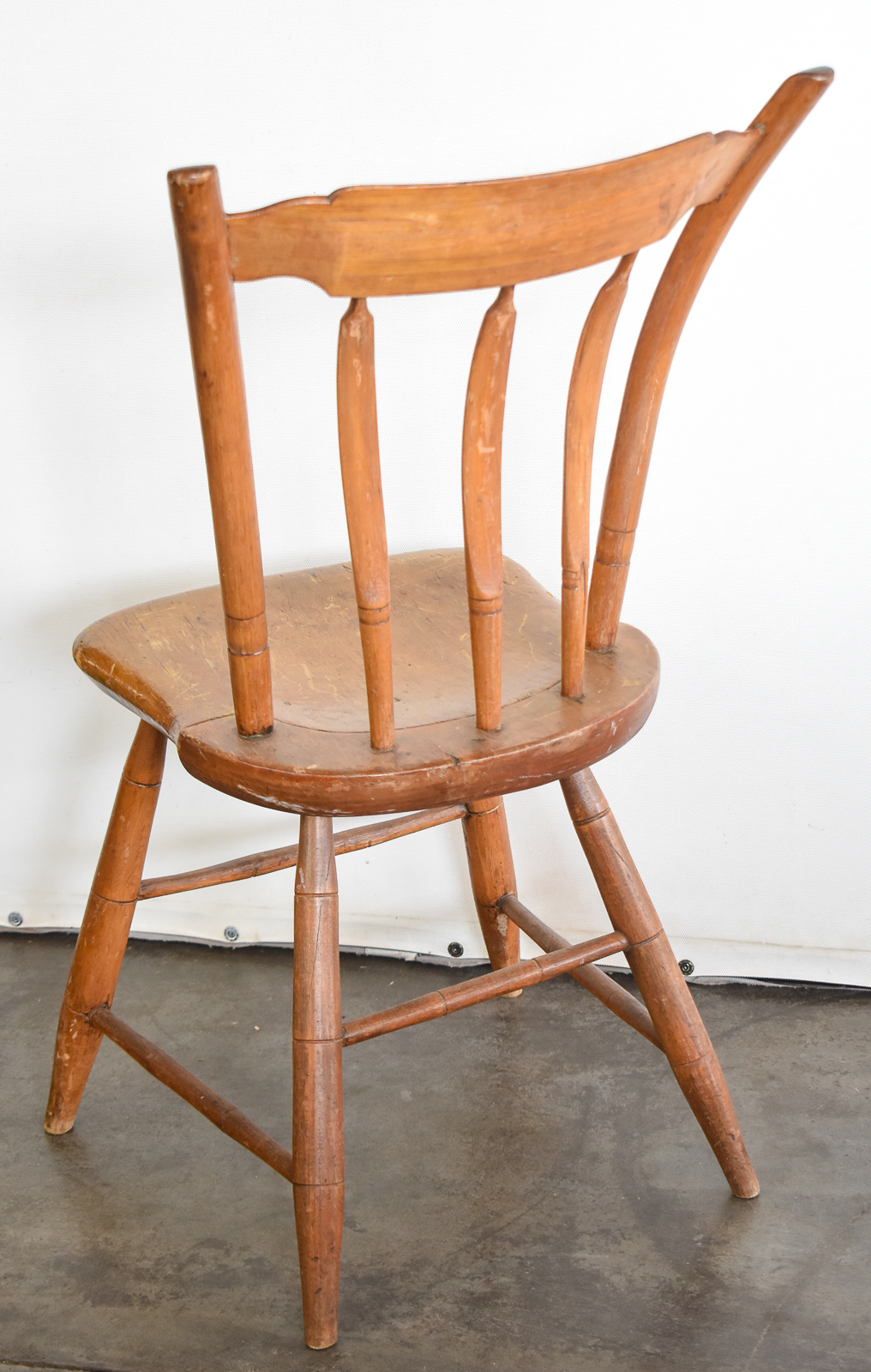 EARLY AMERICAN COLONIAL REVIVAL STYLE MAPLE WINDSOR SIDE CHAIR