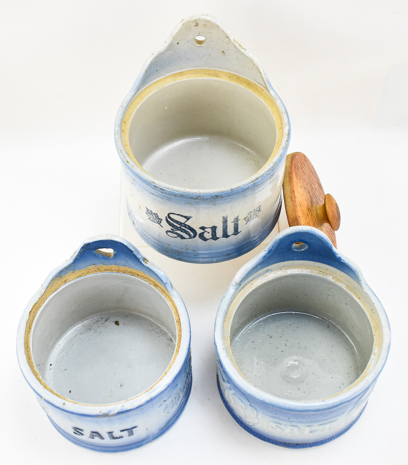 THREE AMERICAN BLUE AND WHITE SALT-GLAZED STONEWARE SALT CROCKS