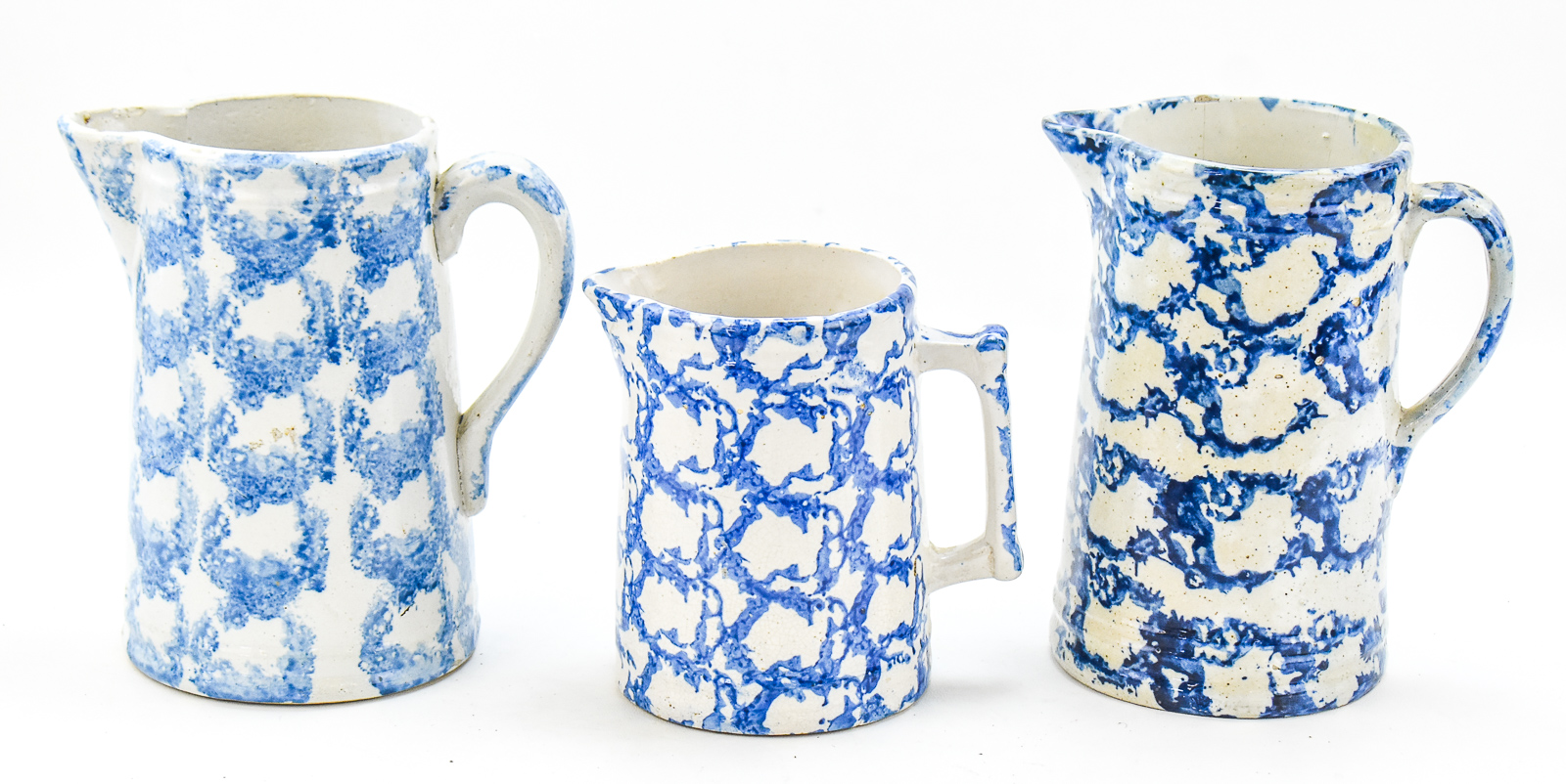 SET OF THREE AMERICAN SPONGEWARE 'SMOKE RING-CHAIN LINK' PITCHERS