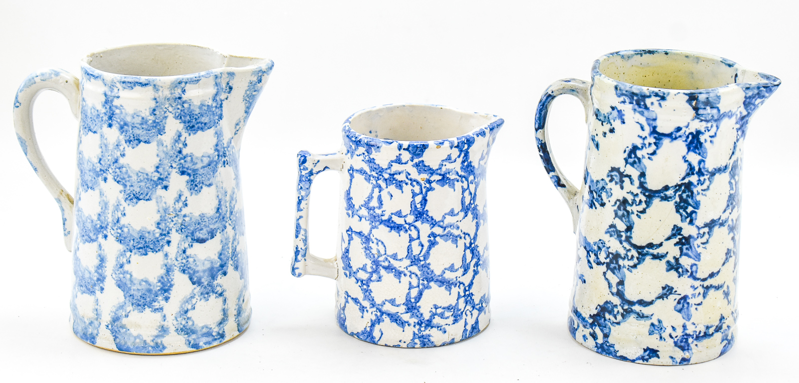SET OF THREE AMERICAN SPONGEWARE 'SMOKE RING-CHAIN LINK' PITCHERS