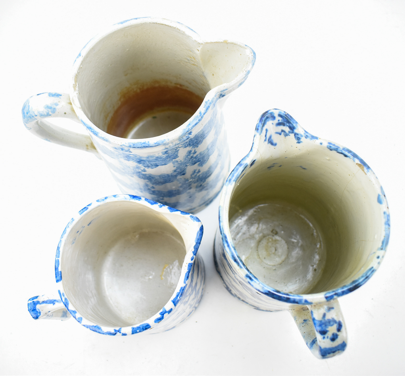 SET OF THREE AMERICAN SPONGEWARE 'SMOKE RING-CHAIN LINK' PITCHERS