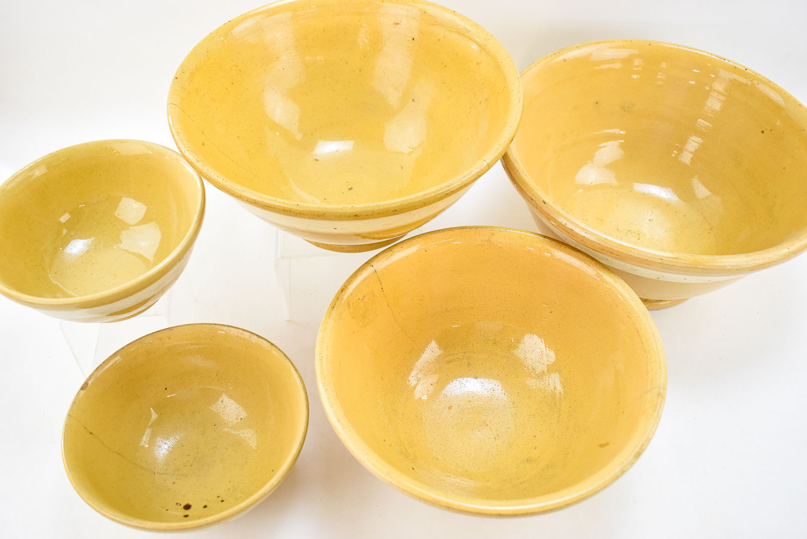 ASSORTMENT OF FIVE WHITE-BANDED YELLOW WARE BOWLS OF VARIOUS SIZES