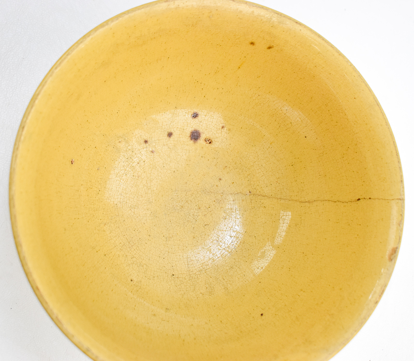 ASSORTMENT OF FIVE WHITE-BANDED YELLOW WARE BOWLS OF VARIOUS SIZES