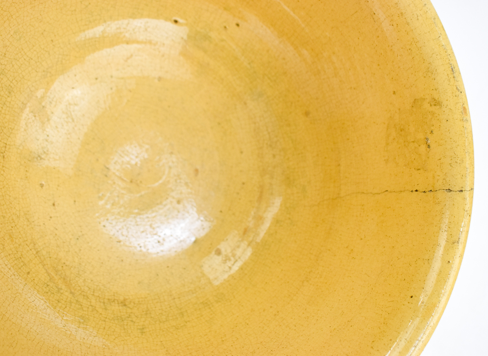 ASSORTMENT OF FIVE WHITE-BANDED YELLOW WARE BOWLS OF VARIOUS SIZES