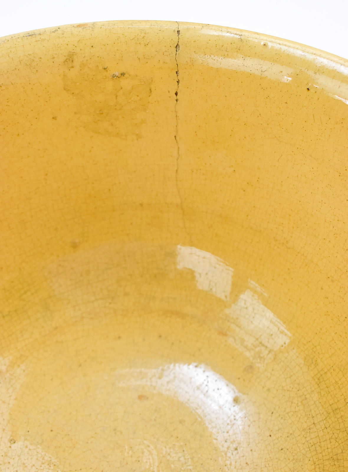 ASSORTMENT OF FIVE WHITE-BANDED YELLOW WARE BOWLS OF VARIOUS SIZES
