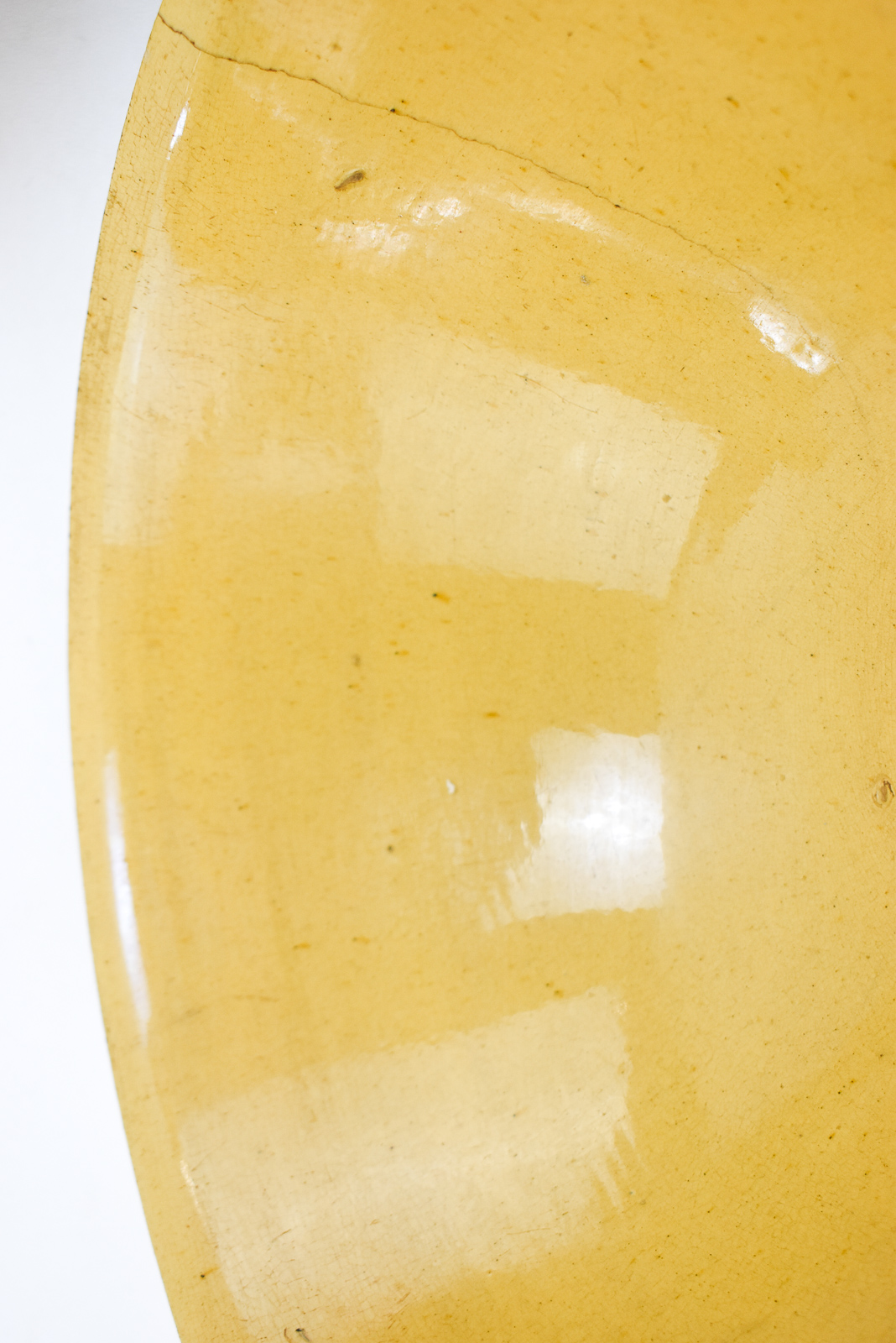 ASSORTMENT OF FIVE WHITE-BANDED YELLOW WARE BOWLS OF VARIOUS SIZES