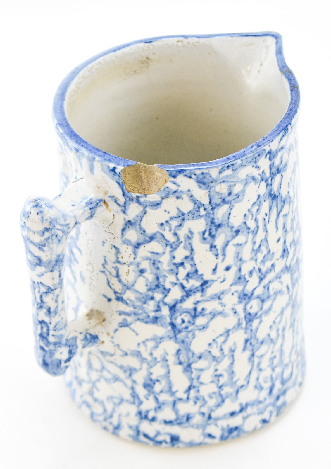 SET OF FOUR AMERICAN BLUE-AND-WHITE SPONGEWARE PITCHERS