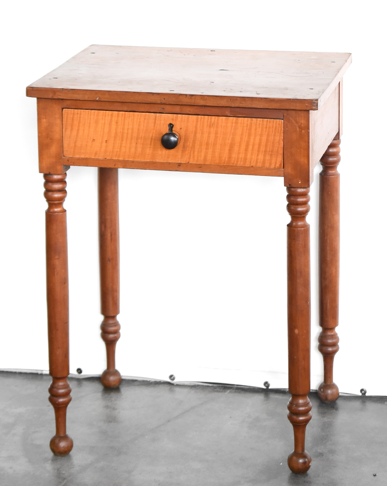 AMERICAN SHERATON STYLE TIGER MAPLE SINGLE-DRAWER STAND