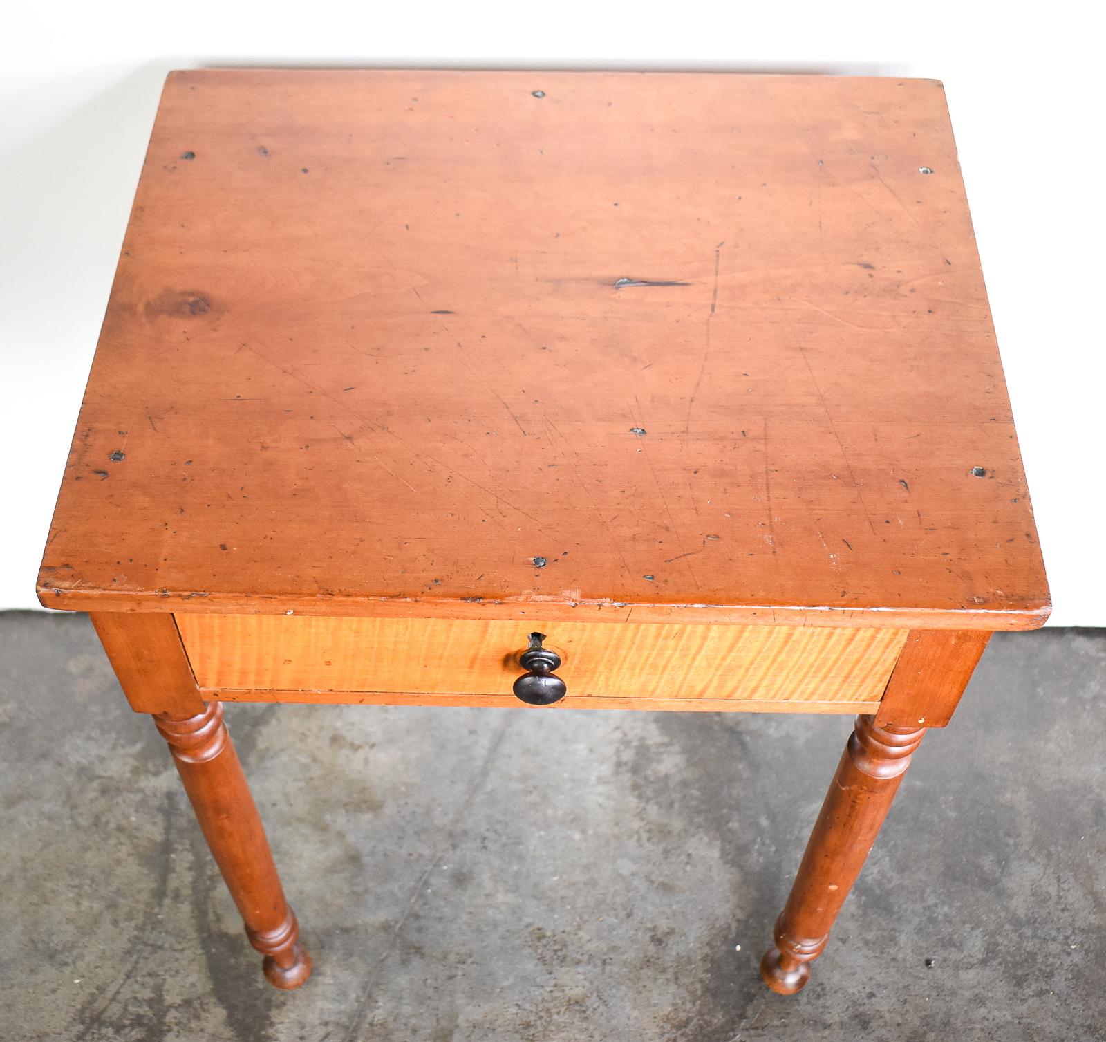 AMERICAN SHERATON STYLE TIGER MAPLE SINGLE-DRAWER STAND