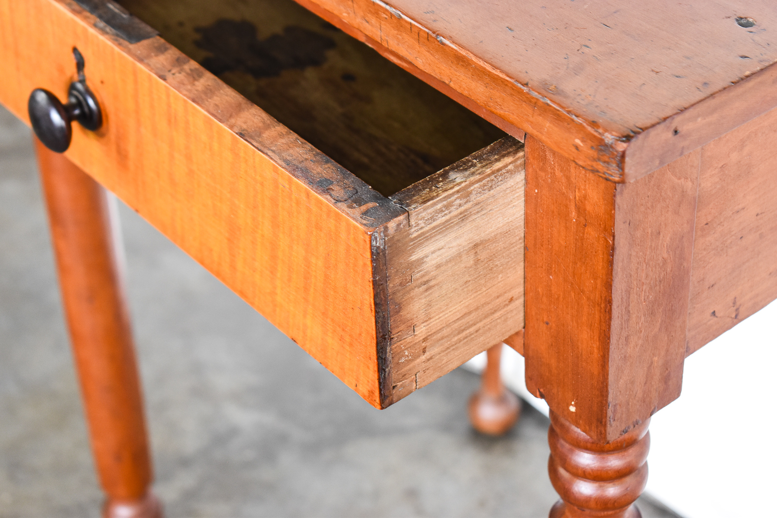 AMERICAN SHERATON STYLE TIGER MAPLE SINGLE-DRAWER STAND