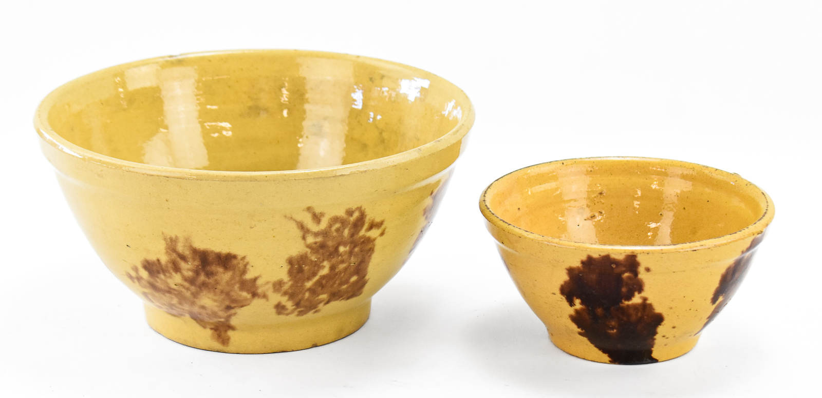 PAIR OF MID-ATLANTIC STYLE SPONGEWARE YELLOW WARE NESTING MIXING BOWLS